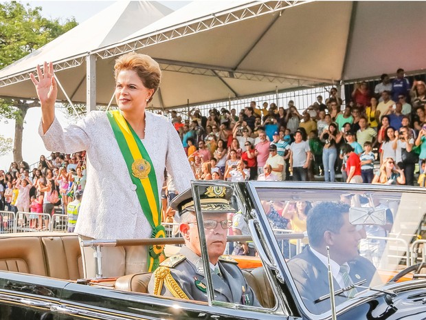 A presidente Dilma Rousseff a bordo do Rolls Royce presidencial antes do início do desfile (Foto: Roberto Stuckert Filho/PR)