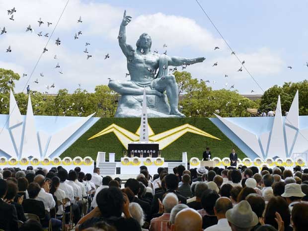 Pombas são soltas e voam durante cerimônia que marca o 68º aniversário do ataque nuclear em Nagasaki.de Nagasaki. (Foto: Kyodo News / AP Photo)