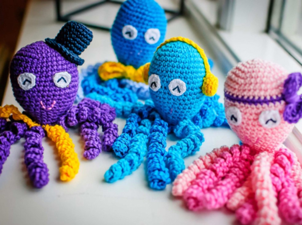Polvos de crochê fabricados para bebês recém-nascidos de Divinópolis, em Minas Gerais (Foto: HSJD/Divulgação)