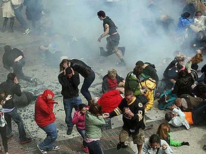 Imagem de fotógrafo amador mostra pânico logo após explosão durante Maratona de Boston. (Foto: Ben Thorndike / AP Photo)