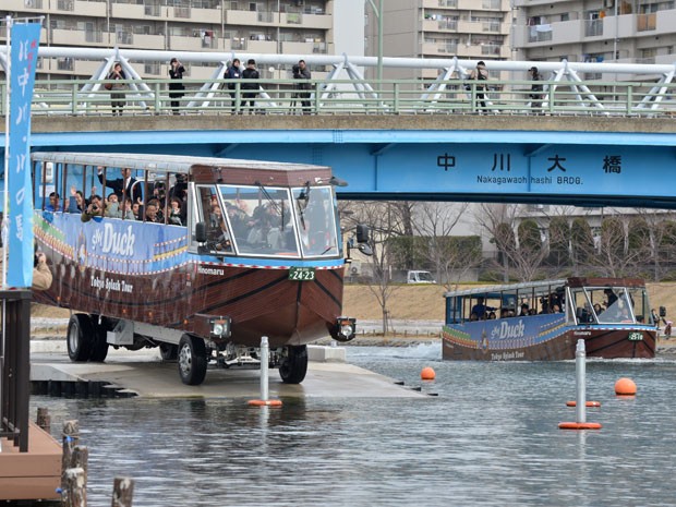 SKY Duck, ônibus anfíbio de Tóquio, Japão (Foto: Kazuhiro Nogi/AFP)