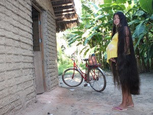 Rosilene conta que já quiseram pagar R$ 900 pelo cabelo, mas ela não achou o preço justo (Foto: Patrícia Andrade/G1)
