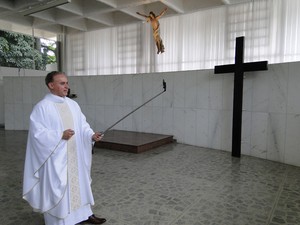 Padre Fernando Lopes faz 'selfie' no altar (Foto: Alex Araújo/G1)