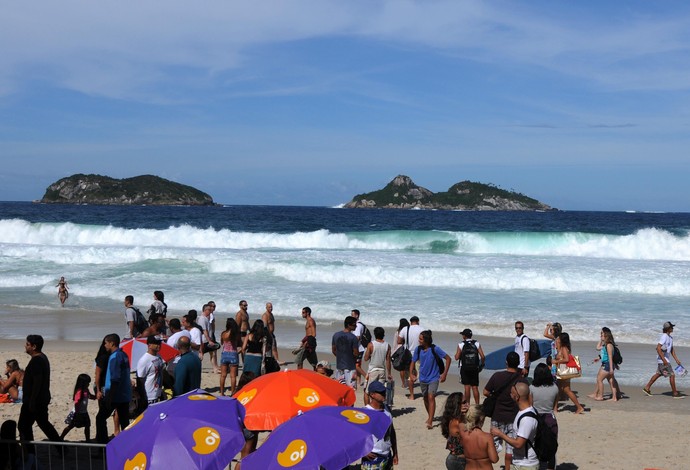 Multidão tomou conta das areias do Postinho na expectativa de ver o surfe (Foto: André Durão)