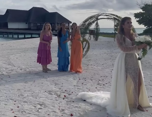 Viviane Felício vê que filha e amigas fugiram de buquê de casamento (Foto: Reprodução/Instagram) Viviane Felício vê que filha e amigas fugiram de buquê de casamento (Foto: Reprodução/Instagram)