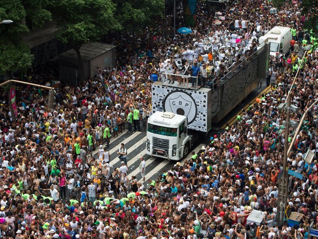 Cordão da Bola Preta reúne multidão nas ruas do Rio (Foto: Yasuyoshi Chiba/AFP)