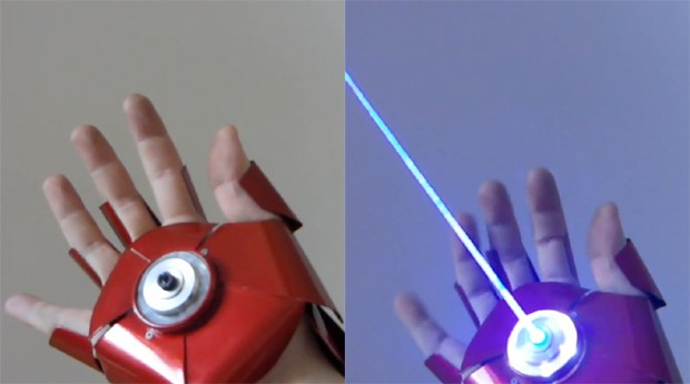 O laser azul é um dos atrativos da luva do personagem recriada pela empreendedor (Foto: Reprodução/Youtube)