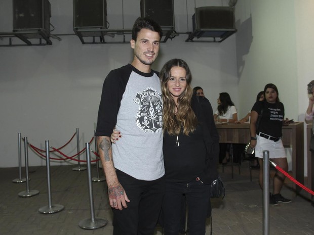 Erika Mader e o namorado, Pedro Carneiro, em show no Rio (Foto: Felipe Panfili/ Ag. News)