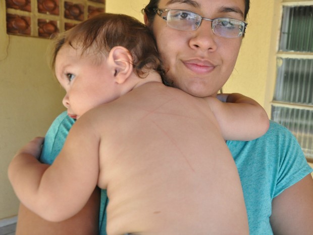 Mãe encontra caco de vidro em sabonete infantil após banho de bebê em MS (Foto: Fabiano Arruda/ G1 MS)