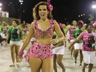 Renata Santos cai no samba de shortinho e barriga de fora