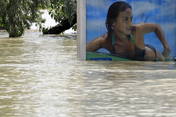 Outdoor parcialmente submerso criou imagem curiosa em Budapeste (Foto: Laszlo Balogh/Reuters)