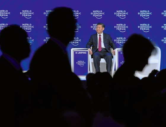 O presidente da China ,Hi Jinping,em Davos.Ele Disse que os paises não devem perseguir seus interesses ás custas dos demais (Foto: FABRICE COFFRINI/AFP)