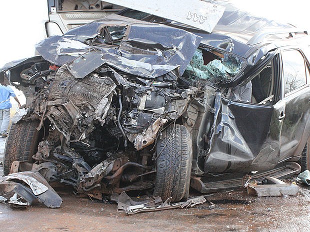 Veículo ficou completamente destruído após bater em ônibus escolar e carreta (Foto: TV Taquari)