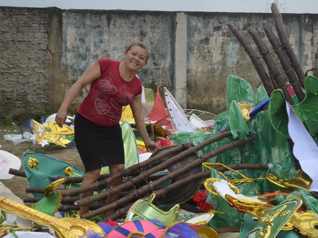 A artesã em busca de produtos que possam ser reutilizados (Foto: Jonhwene Silva/G1, AP)