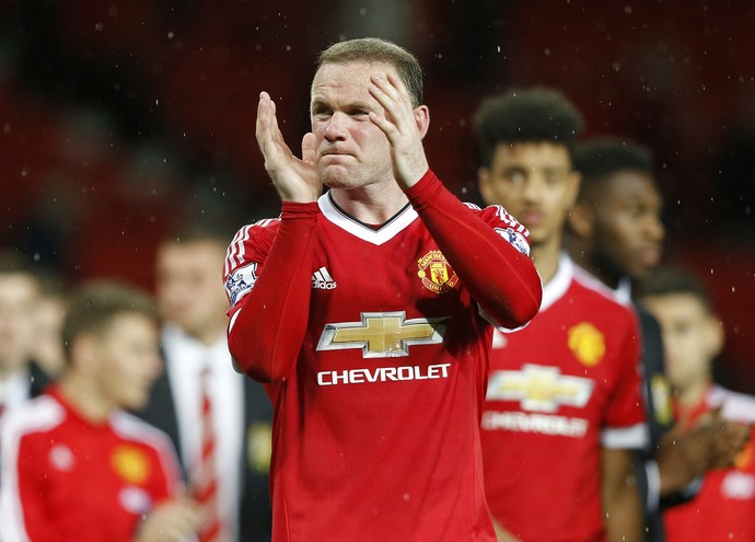 Rooney aplaude a torcida do Manchester United ao final da partida contra o Bournemouth, na última rodada do Campeonato Inglês (Foto: Reuters )
