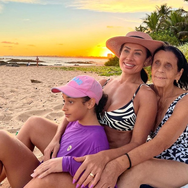 Scheila Carvalho com a mãe, Eunice, e a filha, Giullia (Foto: Reprodução/Instagram)