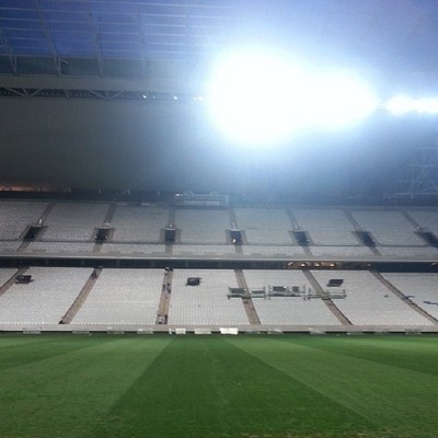 Teste com refletores no Itaquerão (Foto: Reprodução/ Instagram)
