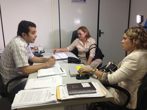 Diretor do Socorrão I discute situação com representantes da SES (Foto: Clarissa Carramilo/G1)