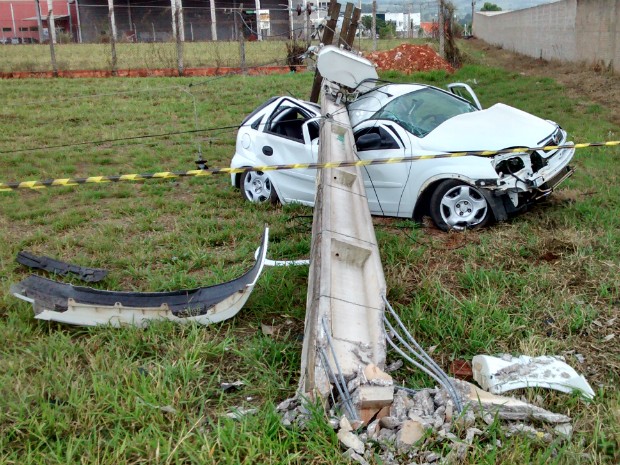 Carro ficou destruído no acidente (Foto: Divulgação)