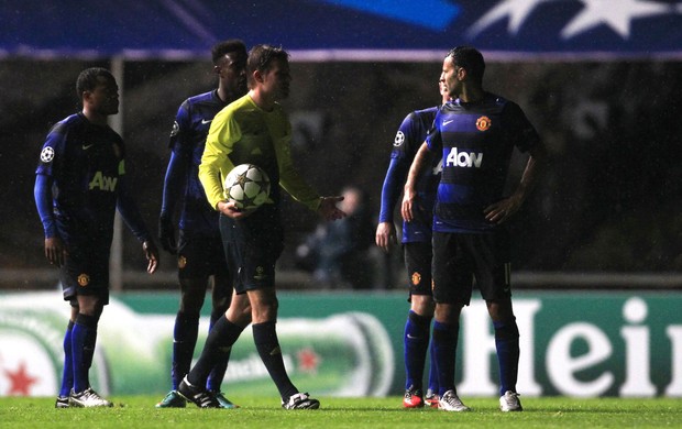 Braga e Manchester United, falta de luz (Foto: Agência Reuters)