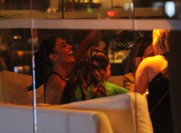 Juliana Paes e amigas (Foto: Fábio Moreno/AgNews) Juliana Paes e amigas (Foto: Fábio Moreno/AgNews)