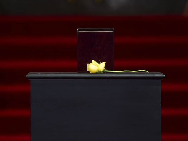 Considerada amuleto da sorte por Gabriel García Márquez, flor amarela é colocada diante da urna com as cinzas do autor colombiano durante homenagem na Cidade do México nesta segunda-feira (21) (Foto: Ronaldo Schemidt/AFP)