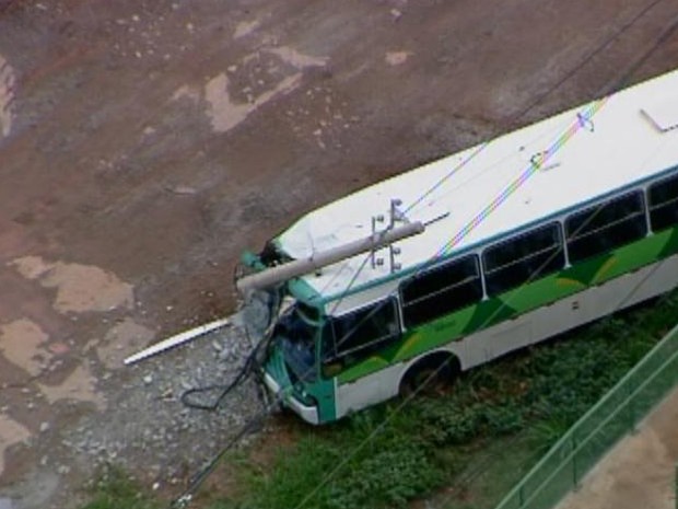 Um acidente com um ônibus na Estrada Parque Taguatinga (EPTG) , por volta das 10h da manhã desta terça-feira (7), deixou cinco pessoas feridas. De acordo com o Corpo de Bombeiros, o ônibus circulava pela via  marginal, no sentido Águas Claras, quando o motorista perdeu o  controle do veículo e bateu em um poste. Segundo o motorista, uma peça do ônibus quebrou.  Técnicos da Companhia Energética de Brasília (CEB) estiveram no local para fazer o isolamento do poste quebrado.  Uma das pistas da via marginal, sentido Taguatinga, ficou interditada. (Foto: Reprodução/ TV Globo)