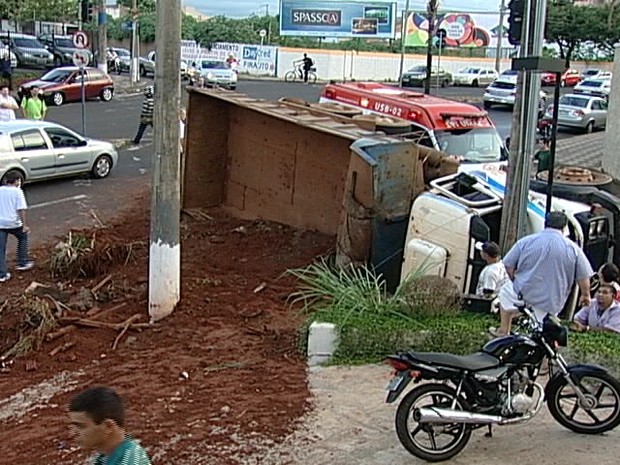 G Caminh O Perde Freio Em Descida E Tomba Em Uberaba Mg Not Cias