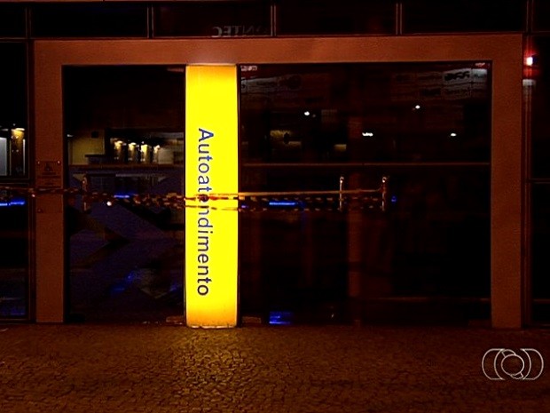 Policial da Rotam reage a assalto em banco e mata criminoso, em Goiânia, Goiás (Foto: Reprodução/TV Anhanguera)