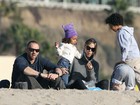 Encasacada, Heidi Klum vai a praia com os filhos e o namorado