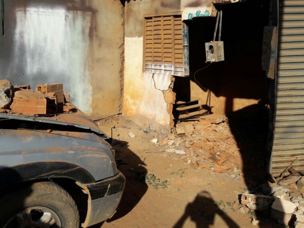 Caminhonete invadiu casa em Barreiras, no oeste da Bahia (Foto: blogbraga/Repórter Paiva)