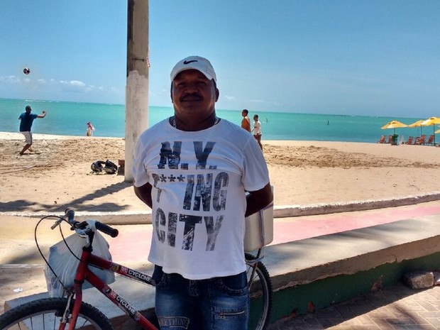 O ambulante José Cícero diz a capital alagoana é um lugar de pessoas bonitas (Foto: Marcio Chagas/G1)