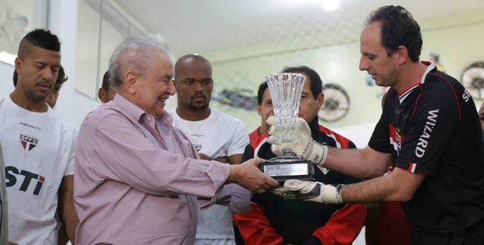 Rogério Ceni recebe homenagem de Juvenal Juvêncio (Foto: site oficial / saopaulofc.net) Rogério Ceni recebe homenagem de Juvenal Juvêncio (Foto: site oficial / saopaulofc.net)