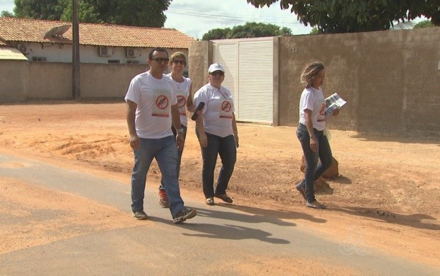 Voluntários e agentes de endemias fazem limpeza em bairro de Boa Vista (Foto: Bom Dia Amazônia)