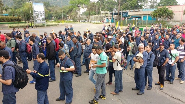 Funcionários participam de assembleia (Foto: Alfredo Neto)