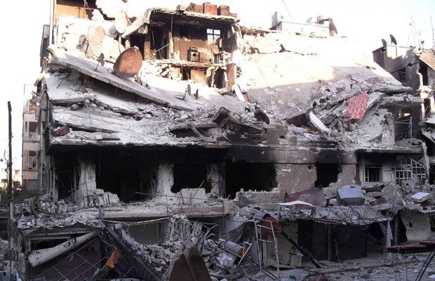 imagem de segunda-feira (2) mostra a destruição no bairro de Al Qusour, na cidade de Homs, após bombardeios entre rebeldes e forças do governo  (Foto: Yazen Homsy/Reuters)