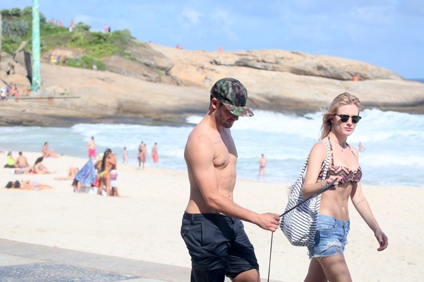 Fiorella Matheis e Alexandre Pato vão a Praia com cachorrinho (Foto: André Freitas / AgNews)