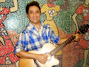 Músico lança CD "Tom Cleber canta Roberto" (Foto: Fernanda Libério/G1)
