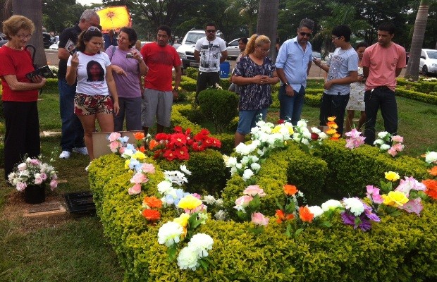 Fãs visitam o túmulo do sertanejto Leandro, no cemitério Jardim das Palmeiras, em Goiânia (Foto: Luzeni Santos/TV Anhanguera)