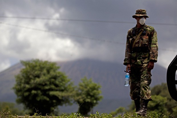 Soldado usa máscara para se proteger das cinzas do vulcão San Cristobal, na Nicarágua (Foto: Esteban Felix / AP)