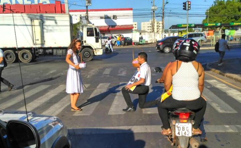 No semforo, o noivo de ajoelha e simula um pedido de casamento  (Foto: Maria Rafaela Silva dos Santos/ Arquivo pessoal)