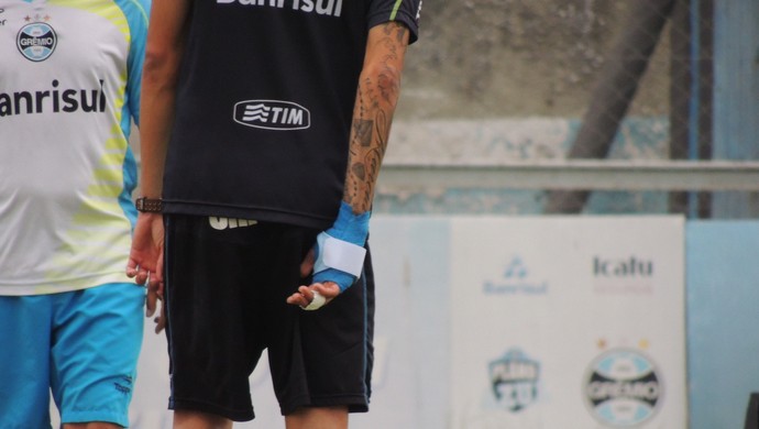 Luan volta a treinar com bola pela primeira vez depois da lesão na mão (Foto: Eduardo Deconto/GLOBOESPORTE.COM)