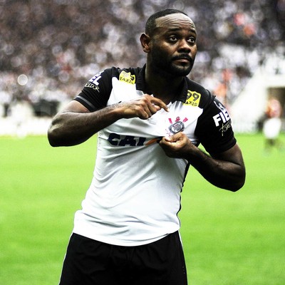 Das vaias aos aplausos: Love cresce na reta decisiva e abre sorriso de Tite