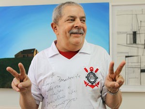Lula posa com camisa do Corinthians nesta quarta-feira (Foto: Ricardo Stuckert/Instituto Lula)