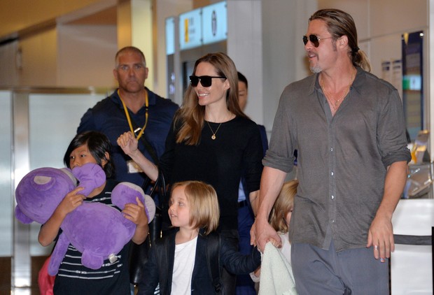 Angelina Jolie e Brad Pitt com os filhos (Foto: YOSHIKAZU TSUNO / AFP)