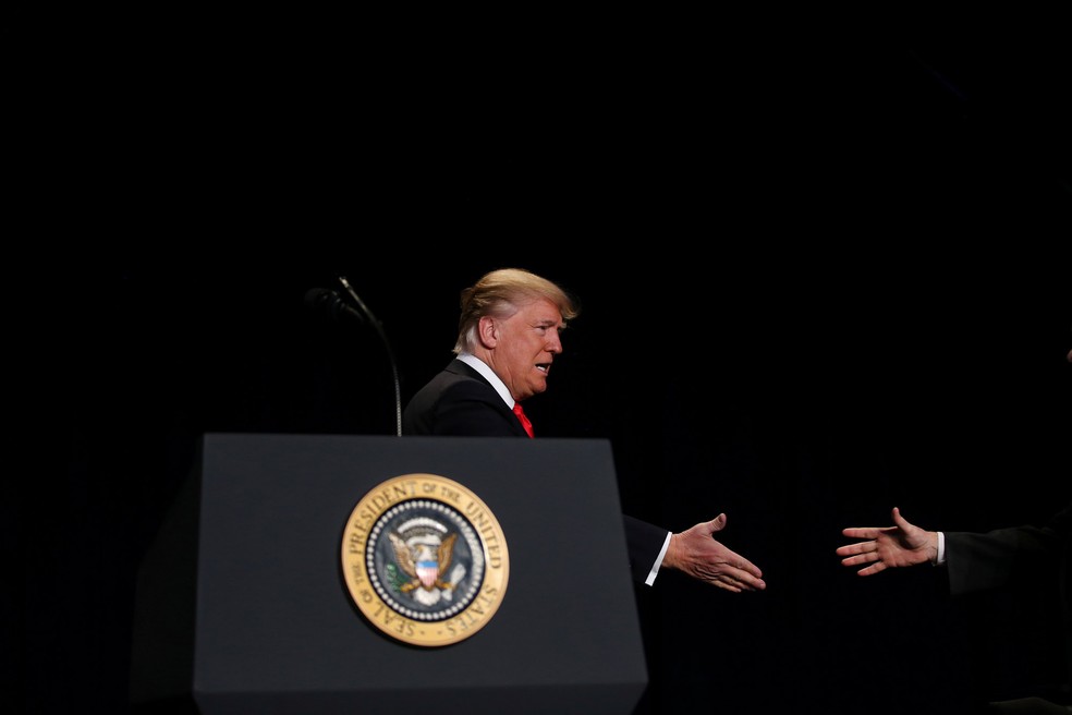 O presidente dos EUA Donald Trump é cumprimentado ao chegar à um evento em Washington, nos Estados Unidos (Foto: Carlos Barria/Reuters)