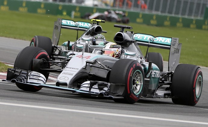 Lewis Hamilton, seguido por Nico Rosberg, no GP do Canadá de Fórmula 1 (Foto: Reuteres)