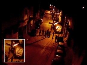 Imagem feita por um morador mora momento de disparo de um policial com arma de bala de borracha (Foto: Arquivo pessoal)