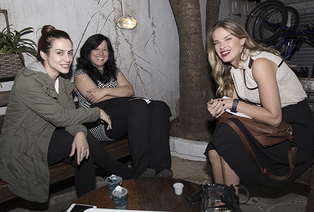 Cleo Pires e Leticia Birkheuer durante as gravações de Império em Copacabana (Foto: Fco Patrício)