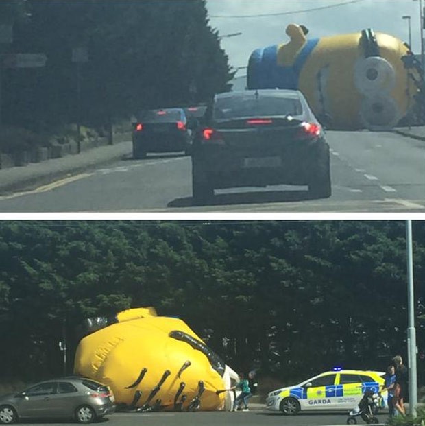 Minion inflável gigante provocou caos no trânsito após cair em rodovia na Irlanda (Foto: Reprodução/Twitter/Erin VL) Minion inflável gigante provocou caos no trânsito após cair em rodovia na Irlanda (Foto: Reprodução/Twitter/Erin VL)